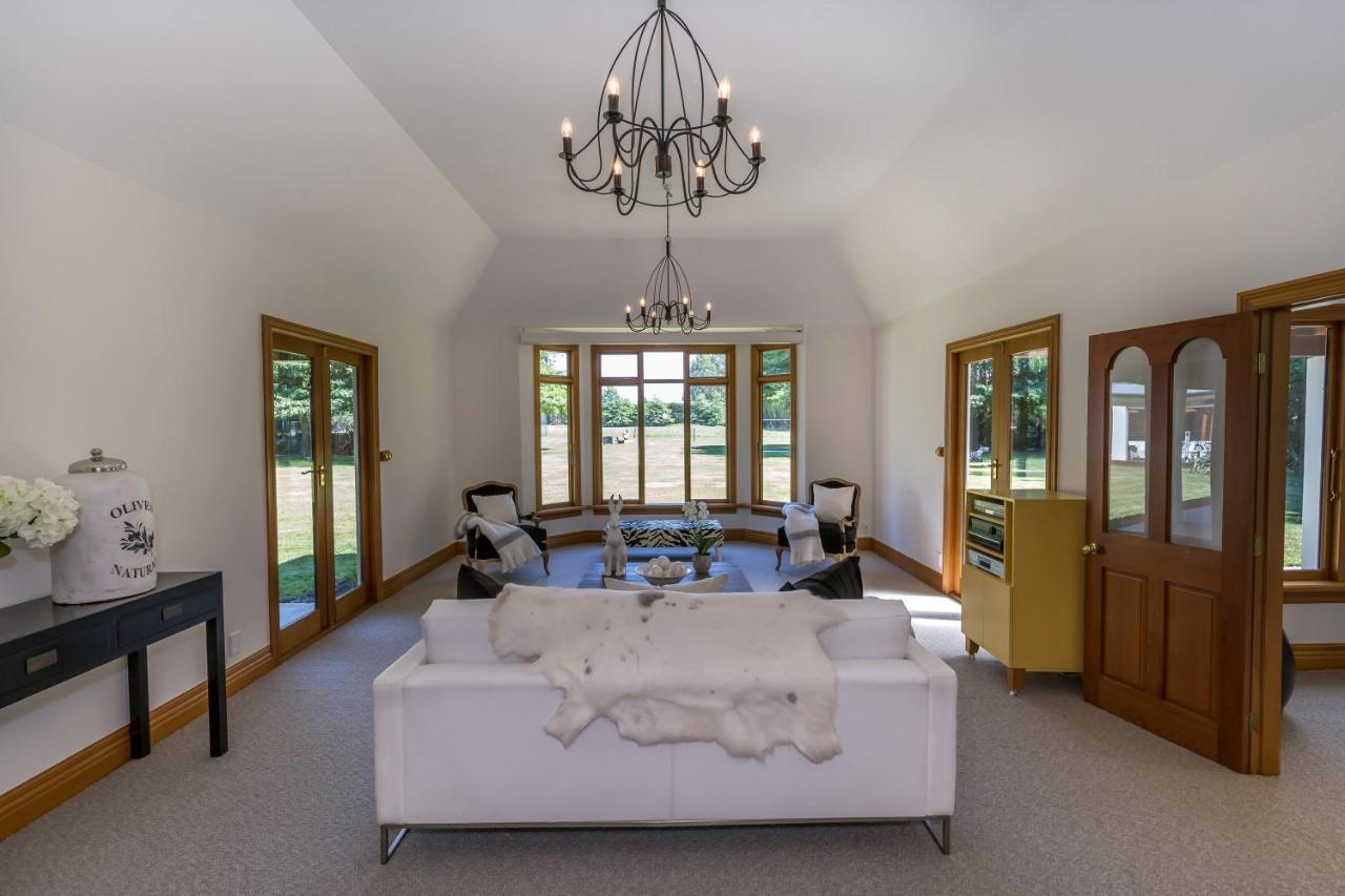 Bond Estate Luxury Accommodation ไครสต์เชิร์ช ภายนอก รูปภาพ